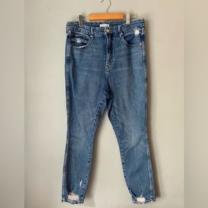Good American- good curve. Women’s size 15 (33). Distressed. Great condition!